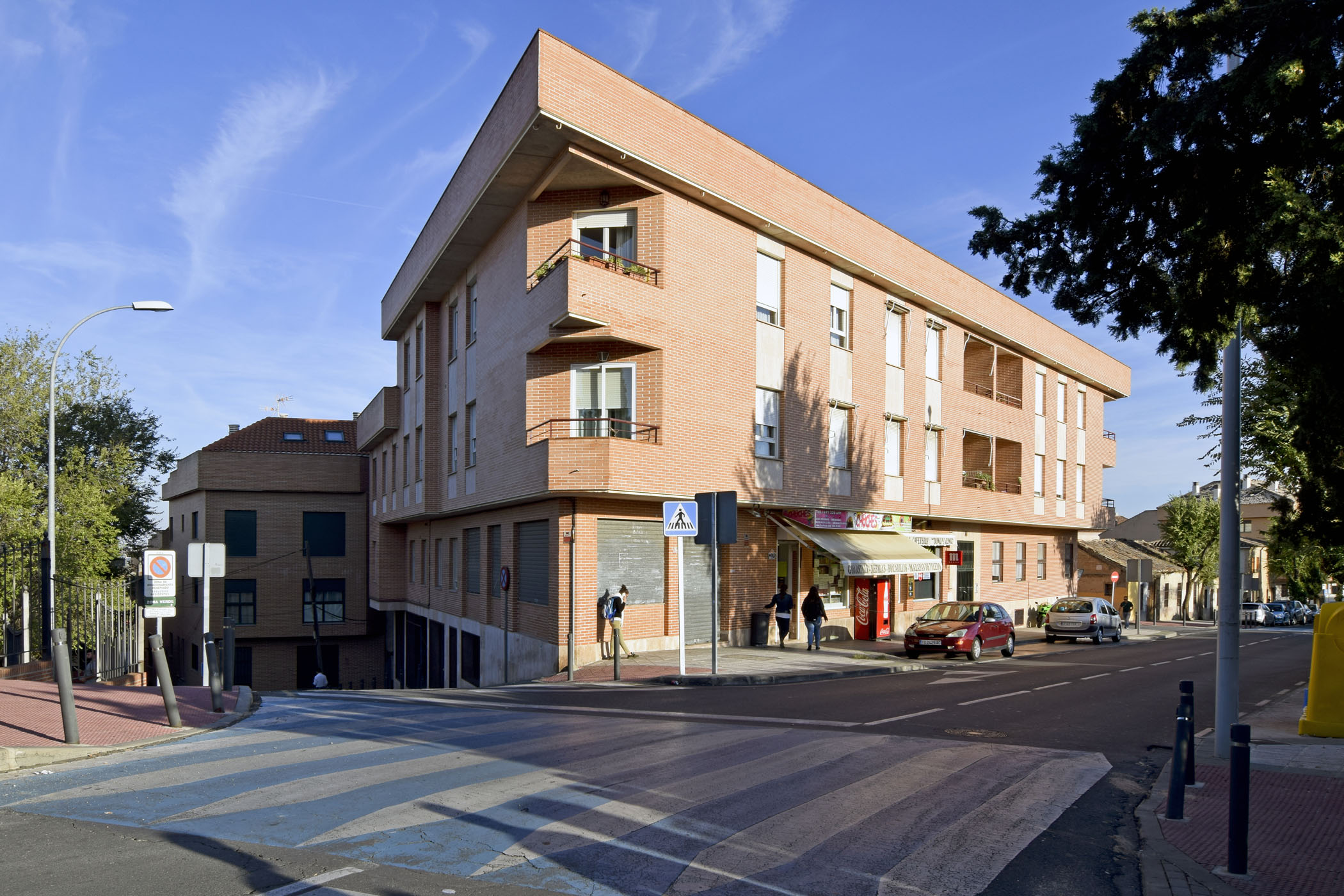 Edificio de 23 viviendas, locales y garajes.Toledo