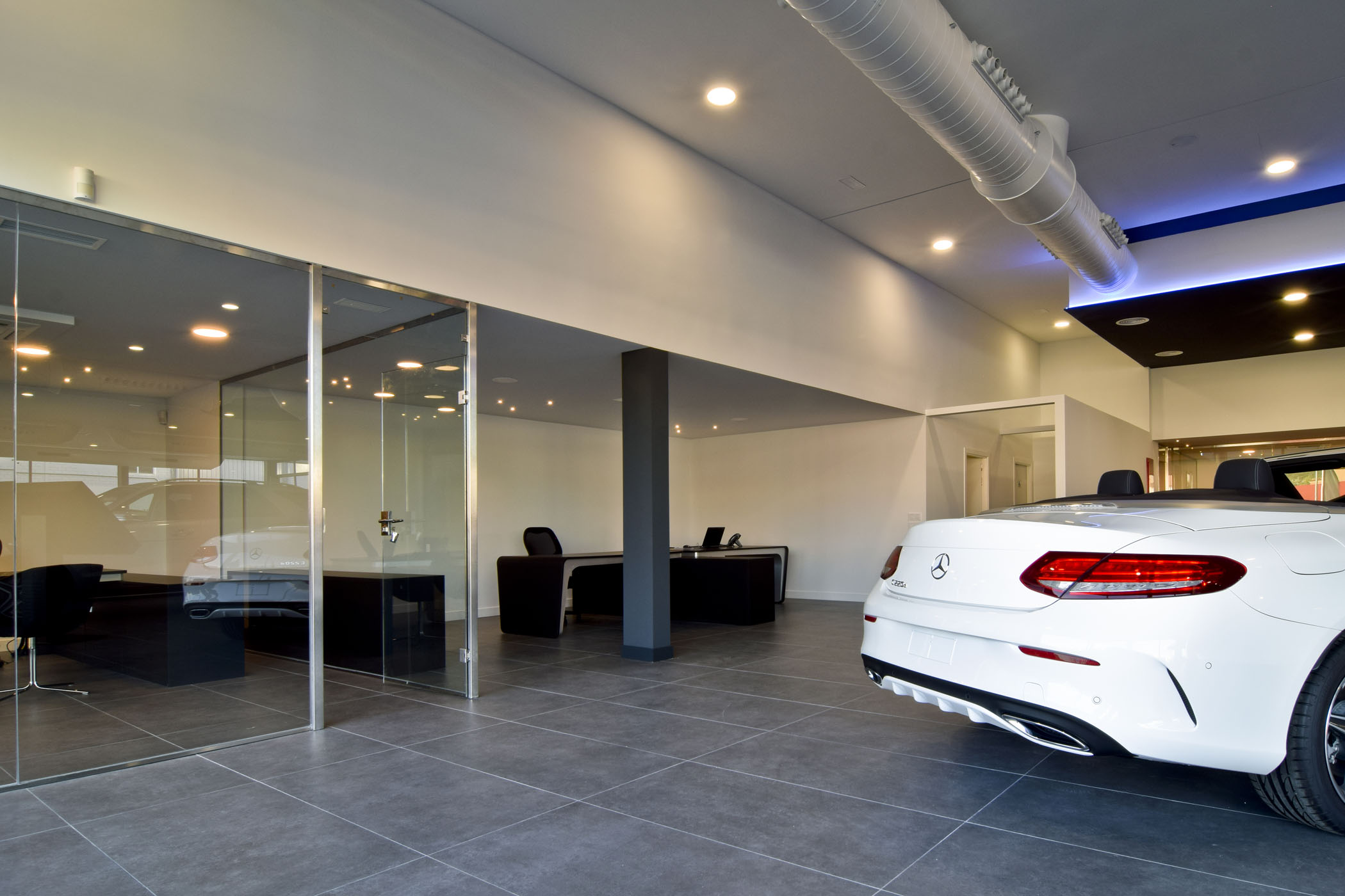 Reforma interior concesionario Autokrator Mercedes Benz.