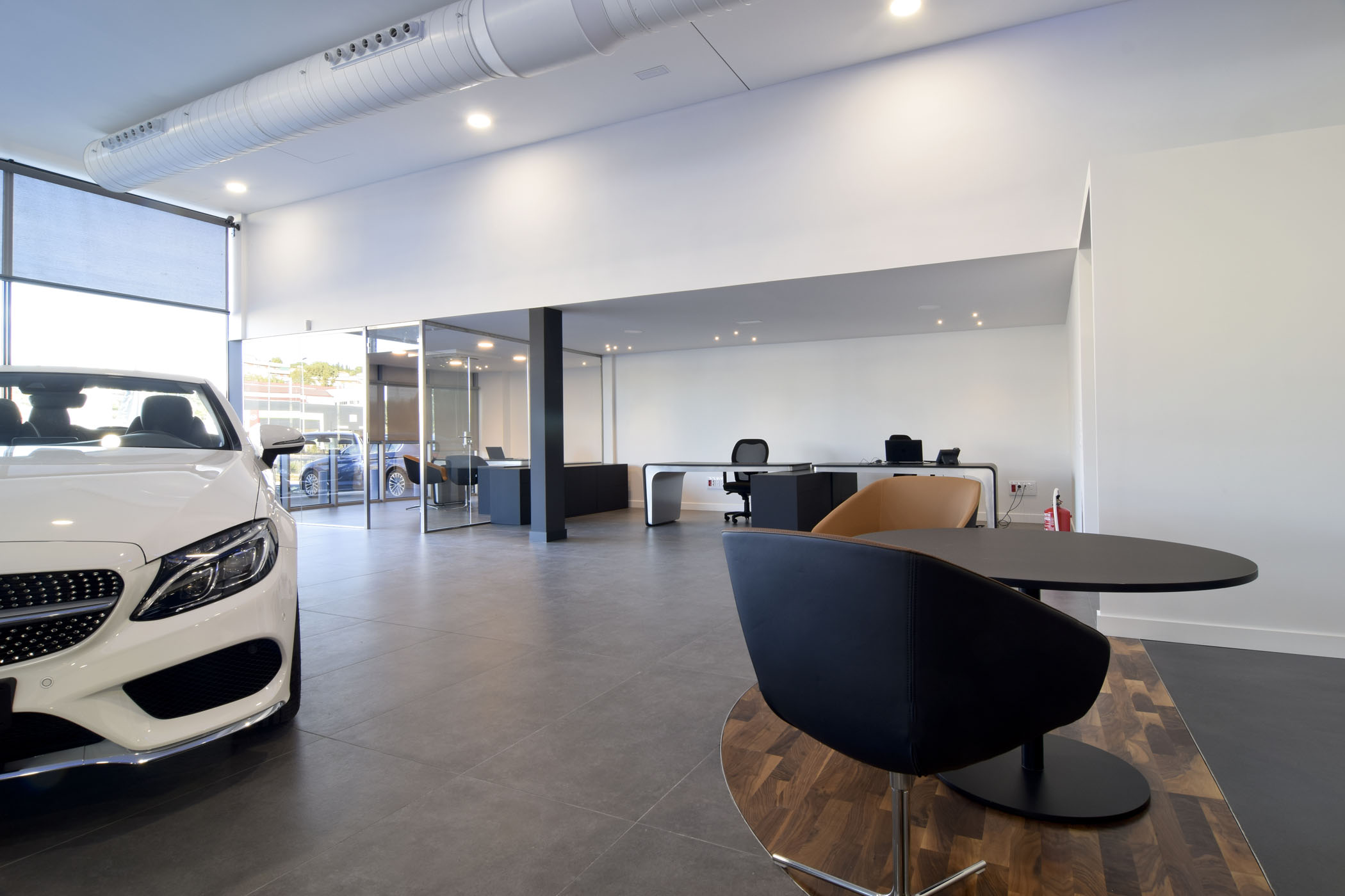 Reforma interior concesionario Autokrator Mercedes Benz.