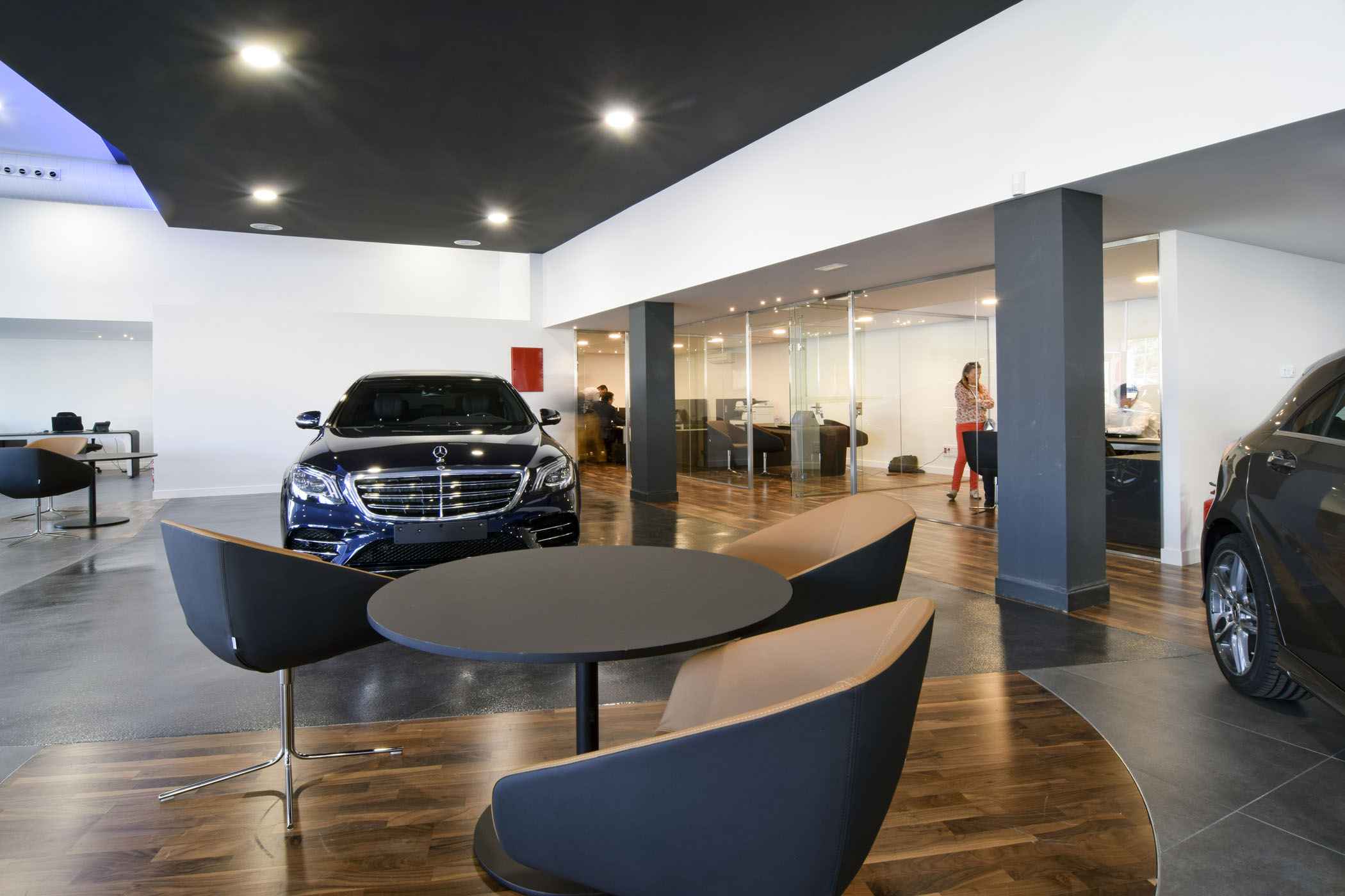 Reforma interior concesionario Autokrator Mercedes Benz.