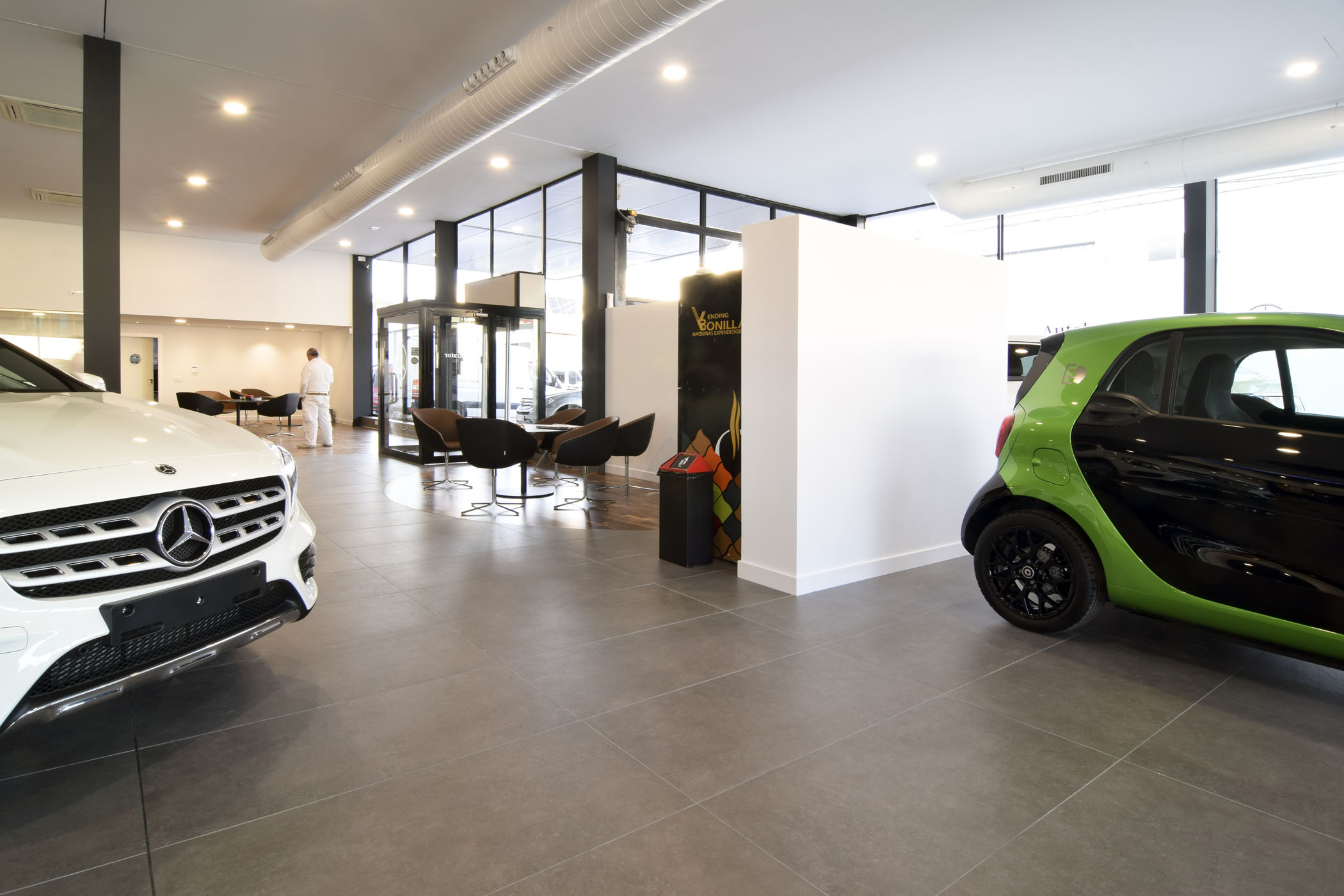 Reforma interior concesionario Autokrator Mercedes Benz.