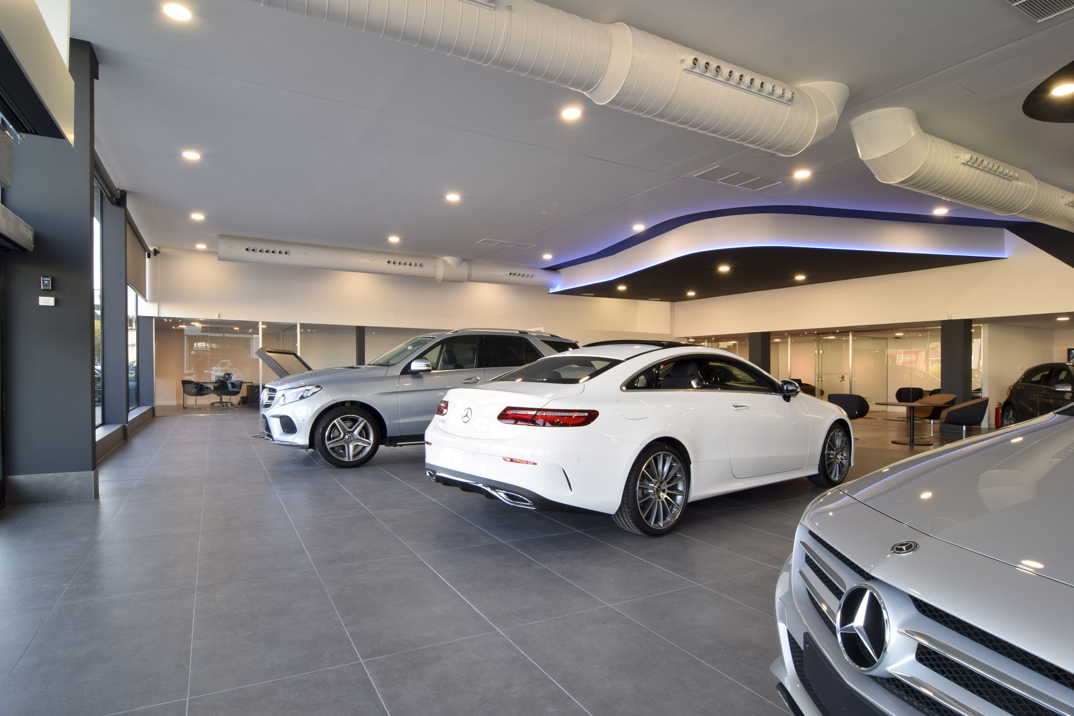 Reforma interior concesionario Autokrator Mercedes Benz.