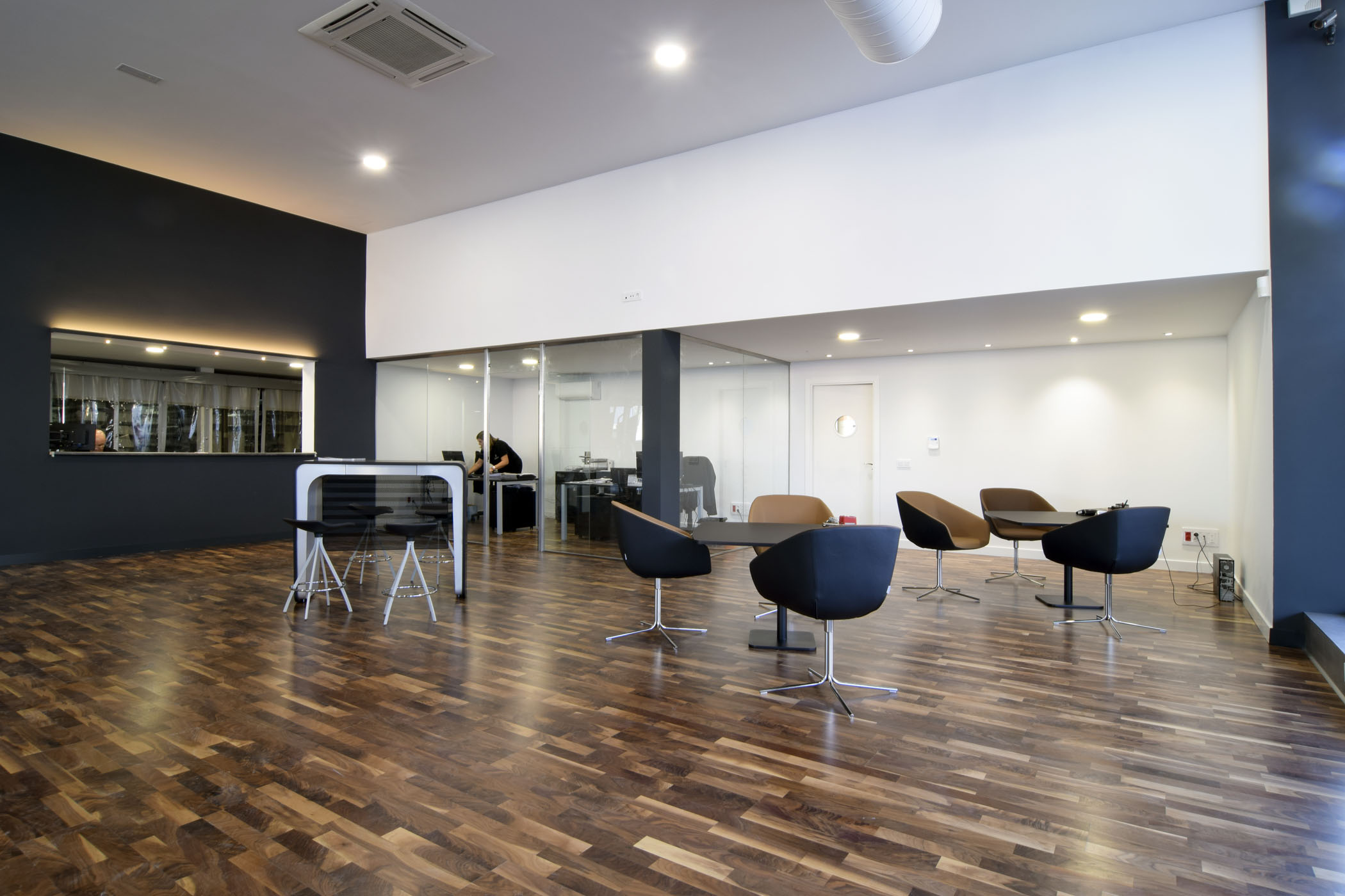 Reforma interior concesionario Autokrator Mercedes Benz.